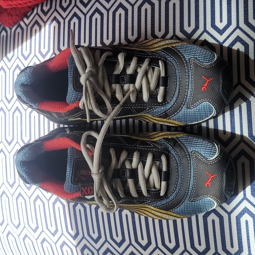Womens PUMA TENNIS SHOE SIZE 6